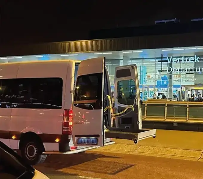 Rolstoelbus bij Schiphol voor reizigers uit Heerhugowaard